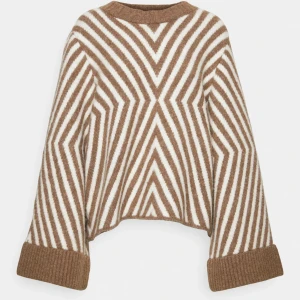 Stylein Lara - Stylein Lara sweater säljes, strl: S. Färgen stämmer överens med första bilden. Nypris: 2999kr, dock slutsåld. Vid snabb affär kan priset diskuteras något. 