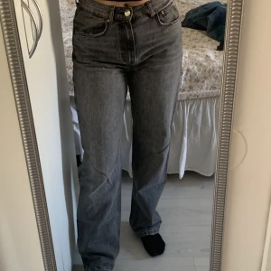 Gråa Jeans  - Säljer dessa jeans från gina tricot som inte kommer till användning längre. Är 170cm lång och längden är perfekt! 