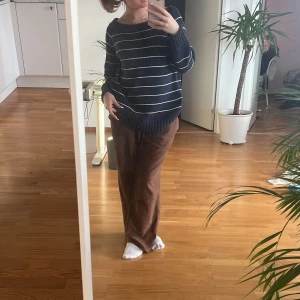 Blå vit randig stickad tröja - Säljer denna blå vita randiga stickade tröjan. Köpte den second-hand. Den har sydda ärmar som gör den lite bullig vid armbågarna, men det går att fixa💞💞 