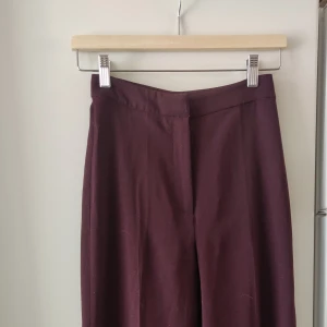 Kostymbyxor utsvängda, hellånga  - Så snygga kostymbyxor HM modern classics! Inget att anmärka på. 