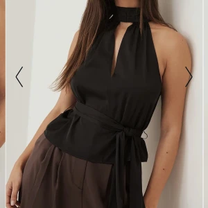 Topp - Sååå snygg topp, helt oanvänd med prislapp kvar. Storlek 38 men skulle säga att den är liten i storleken.