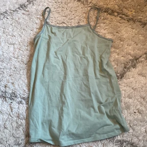 Basic linne - Jättebasic linne med lite glittriga sömmar på kanterna