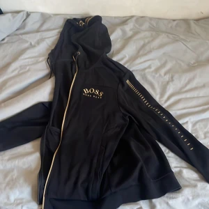 Hugo boss tröja  - Jag säljer min Hugo boss tröja för att den har blivit för liten för mig och använder inte den längre. Har haft den i runt 2 månader. Inga bekymmer med den eller nått sånt. Storlek M. Den säljs inte längre 