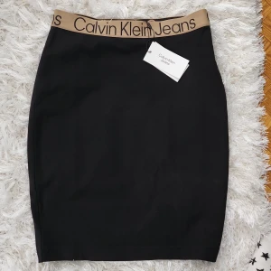 Kjol Calvin Klein - Helt ny svart CK kjol