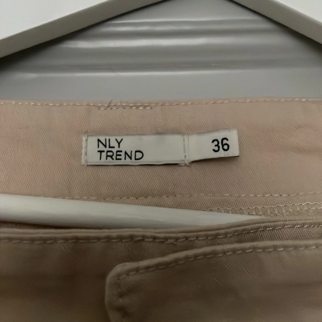 Beiga cargobyxor från Nelly - 90