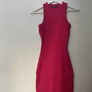 Rosa, tight klänning!  - Neonrosa, tight klänning från New Yorker. Aldrig använd. 