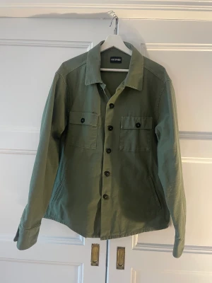 C.O.F Studio overshirt - Herr, storlek L. Bara testad, så nyskick. Jätte fin vårjacka. 100% bomull. Tillverkad i Portugal. Nypris 3500 kr. Hämtas vid St knuts torg Malmö, kan också skickas mot frakt. Rensar min sambos garderob så titta in på mina andra annonser. 