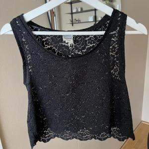 Svart topp - Kort i modellen.