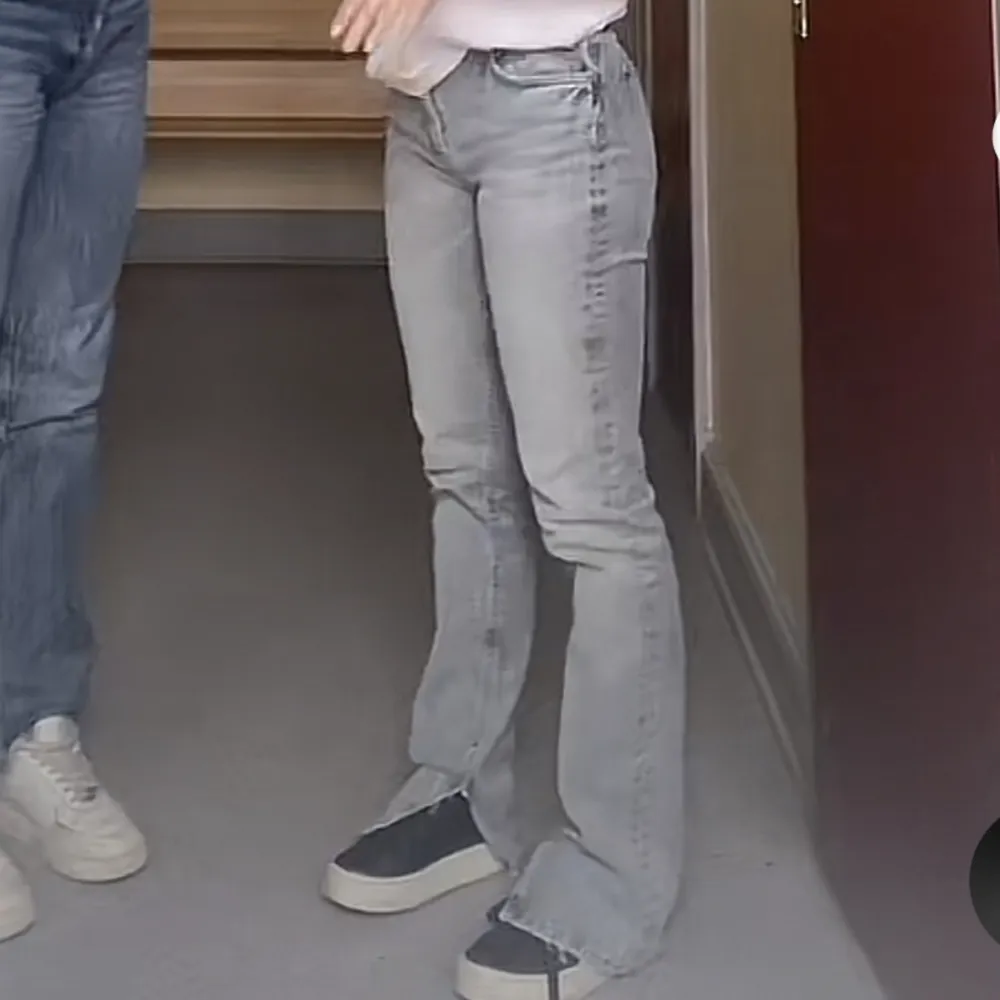 Säljer dessa supersnygga gråa zara jeans då de är alldeles för långa på mig, är 158cm. Midwaist och med en slitz vid foten✨. Jeans & Byxor.
