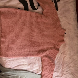 Stickad tröja - En mycket mysig och bekväm virkad/ stickad tröja🧶 har använt den fåtal gånger men inte på länge🫶köparen står för frakt!! 