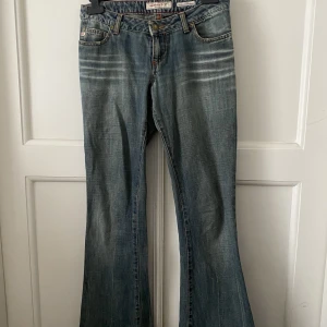 Miss sixty jeans  - Miss sixty jeans storlek 28 ! Skulle säga att de är storlek S ! Passar upp till 168 typ ! Köpt second hand men annars aldrig använda. De är för små så kan tyvärr inte visa på men de är väldigt lågmidjade och bootcut!!