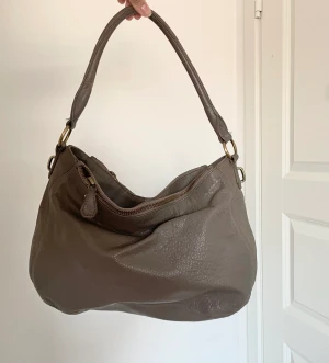 Väska från Wera  - Riktigt cool väska från Wera Stockholm. I använt men mycket gott skick! Lagomstor och passar perfekt till vardags. Skriv vid frågor eller för bättre bilder! 