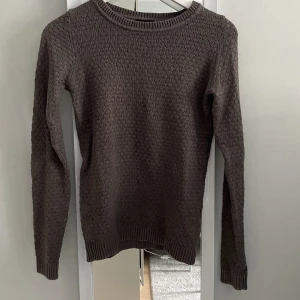 Stickad tunn tröja - Säljer pga för liten, använd gärna köp nu!