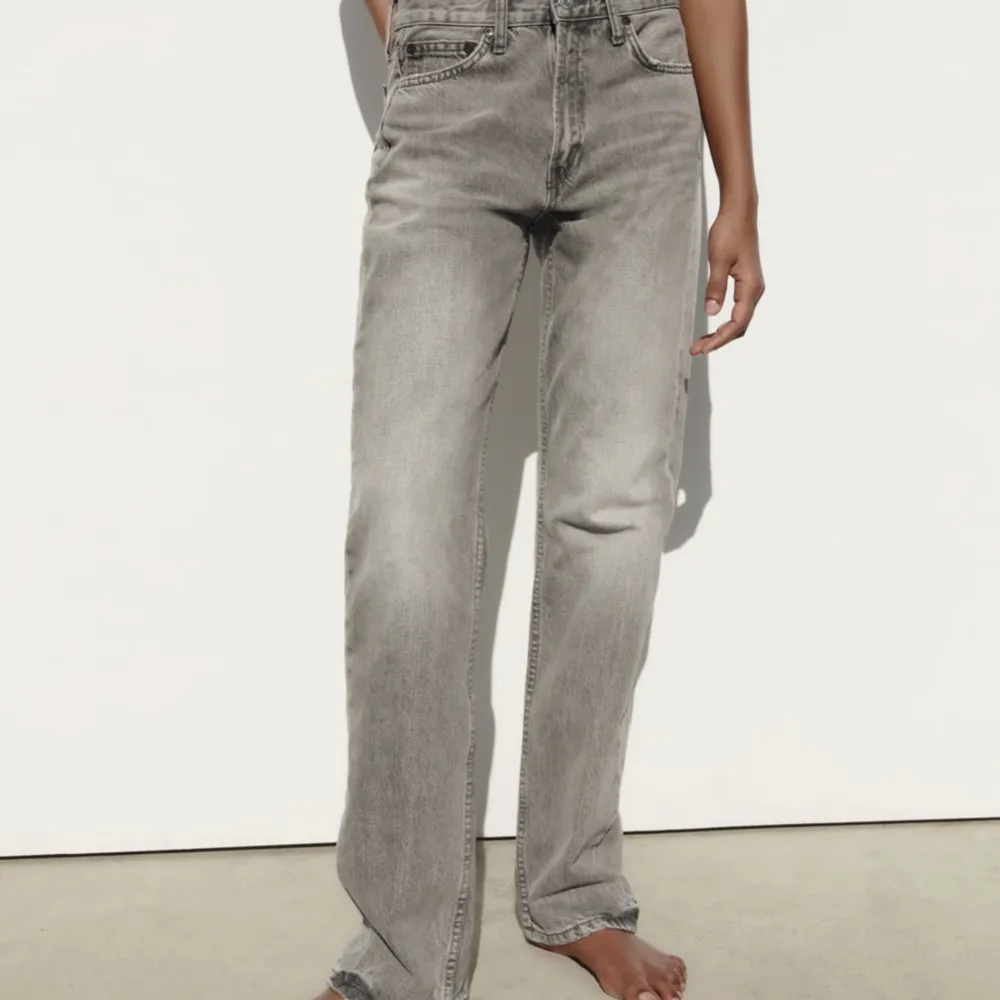 Säljer dessa gråa jeans från Zara! Bekväma och i väldigt fin nyans. Använd endast en gång. Jeans & Byxor.