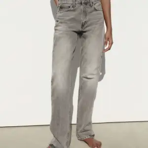 Säljer dessa gråa jeans från Zara! Bekväma och i väldigt fin nyans. Använd endast en gång