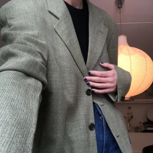 Grön kavaj - Jättefin grön kavaj köpt second hand i Paris. Färgen görs mest rättvisa på andra bilden! Står ingen storlek men skulle säga att det är en L.