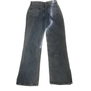 Straight fit jeans - Ett par raka gråa jättefina orörda jeans. Har aldrig haft på mig de eftersom de är för små men dom är verkligen jättefina. Dom har aldrig burits. 😇💗😊 ni får stå för frakt om ni väljer det 💗