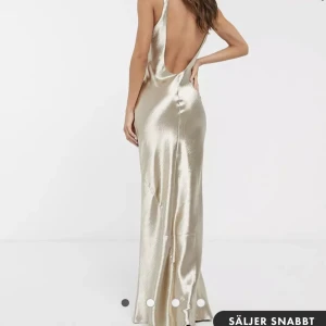 Otroligt fin balklänning❤️ - Säljer denna balklänningen igen, men i strl 32 denna gång🫶är köpt här på Plick men är helt oanvänd! Säljer den då jag köpt en annan balklänning❤️