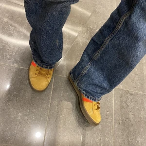 Adidas skor - Ett par riktigt snygga adidas skor i mocka, som tyvärr måste säljas då de är en aning för små för mig. Använda endast en gång!