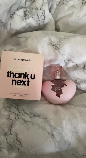 Ariana grande Thank u next parfym  - Säljer min Thank u next parfym av Ariana grande för att den inte kommer till användning, Den är pytte lite använd , 30 ml och säljer den för 100kr+frakt