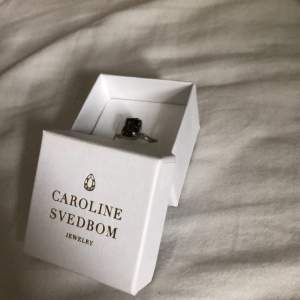 Säljer min fina Caroline Svedblom ring. Den är använd men i fint skick. Säljer då jag börjat använda mer guld smycken 
