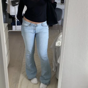 Zara jeans - Säljer dessa stentvättade jeansen ifrån zara💗helt slutsålda på hemsidan, 10/10 i skick och köpta här på plick men säljs då de inte passade mig😊lånade bilder. Storlek 38
