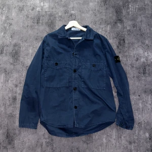 Stone Island Overshirt - Säljer en Stone Island overshirt, endast använd några gånger och köptes för 5,500 men säljes för 4000