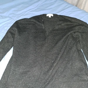 Stickad tröja💕 - En stickad tröja från hm som ser bättre ut i verkligheten. aldrig använd💕 priset kan diskuteras. Skriv för fler bilder eller om du har några funderingar💕💕