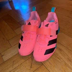 Adidas Adipower str 45 - Adidas adipower II. Använda typ 3 gånger, var inget för mig. Köpte dem för 1500:- så klipp klipp! Kan mötas upp i Sthlm city/Odenplan 