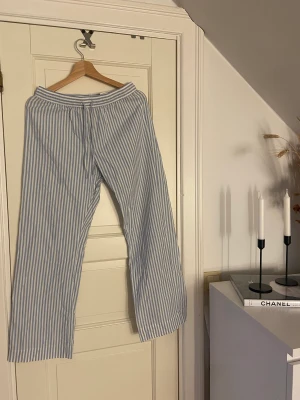 Randiga byxor - Säljer dessa vackra byxor från H&M, endast testade och tvättade en gång men är i nyskick💌 De står vara i storlek S men passar nog bättre XS🤍