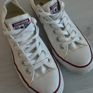 Converse - Converse i strl 39. Använda några fåtal gånger men är i jättefint skick.