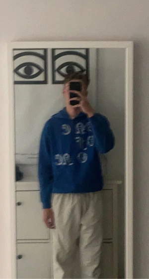 One of One Hoodie Blå - Blå One of One Hoodie köpt här på plick! Knappt använd, skulle säga nyskick. Säljs då jag har en likadan i svart! Om ni vill ha fler bilder så ede bara o fråga.