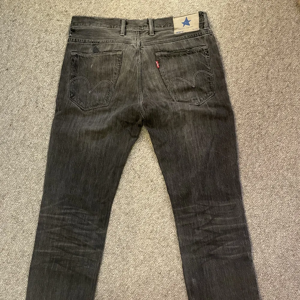 Gråa levis jeans med slits & silvriga stjärnor vid foten 💖💖jag är 175cm de är nästan lite för långa!. Jeans & Byxor.