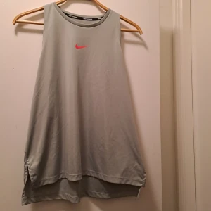 Nike träningströja - Nike träningslinne. Använd fåtal gånger. Är lite mer frön än på bilden. Köparen står för frakten, jag ansvarar inte för paketet under frakten. 