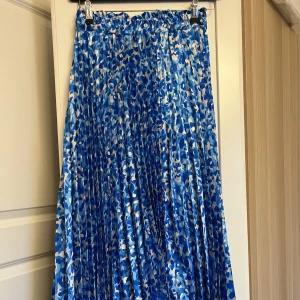 Klänningar/ kjol - Två klänningar och en kjol 150kr styck storlek xs 