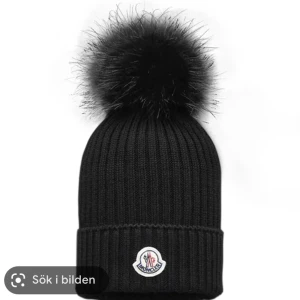 Mössa  - Jag söker en moncler mössa i färg svart och storlek S