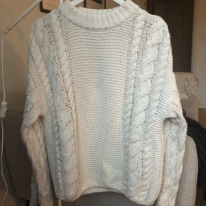 Kabelstickad tröja - Kabelstickad oversize tröja från Gina Tricot i stl S. Endast använd ett fåtal gånger!