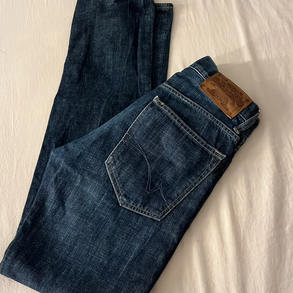 Superfina mörkblå vintage jeans från crocker. Midjemått tvärsöver 35cm och innerbenslångd 82cm 💕. Jeans & Byxor.