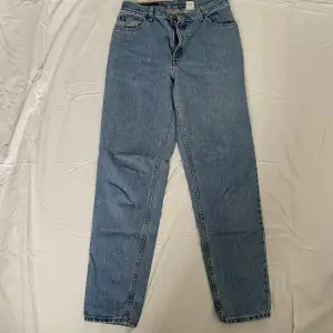Levis jeans ljusblå vintage,relaxas fit, tapeter leg. Har en ljusare fläck längst ner vid ankeln (se sista bilden) 