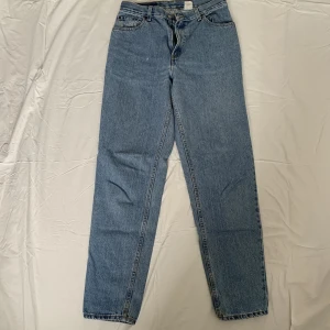Levis jeans 550 - Levis jeans ljusblå vintage,relaxas fit, tapeter leg. Har en ljusare fläck längst ner vid ankeln (se sista bilden) 
