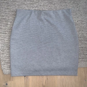 Tight kjol - Fin kjol som är i bra skick!❤️ köpt second hand men har aldrig använts av mig. Är 167 cm för referens