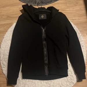 Limitato zip svart  - En Limitato zip i stolek s skick 10/10 bra för våren inga skador pris diskuteras 