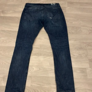 Dondup - Säljer dondup jeans med nypris på 2500kr. Släpper för 750kr. Storlek 33