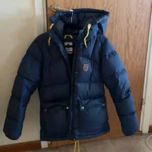 Fjällräven Jacka - Äkta fjällräven jacka Säljer denna jacka i storlek S har haft den i 1 år i bra skick :) frakt 69kr☺️