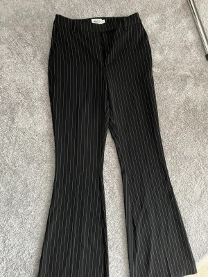 Kostymbyxor - Kritstrecks-kostym byxor i storlek 34