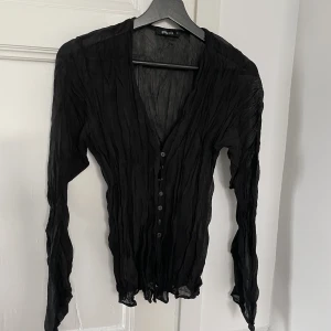 Tröja - Från ginatricot. Knappar längs hela tröjan. Storlek xs