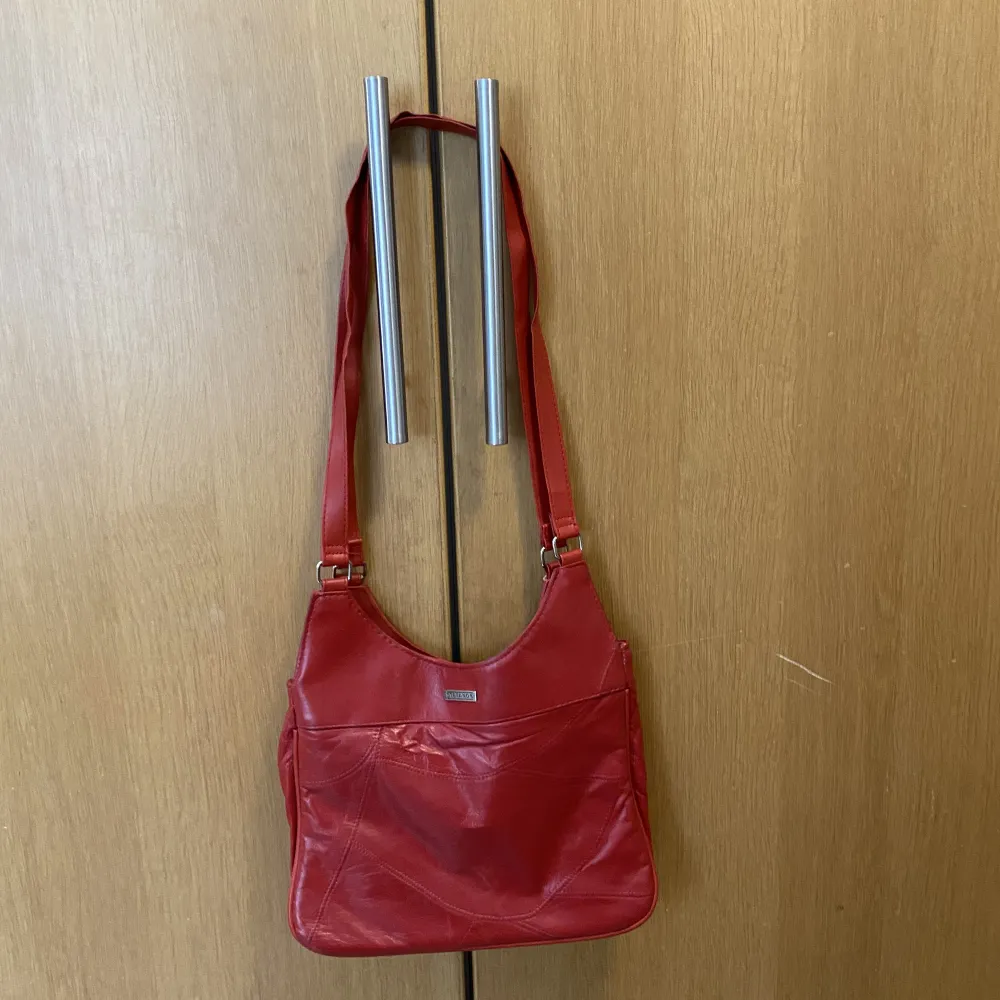 Så snygg och cool röd väska som man antingen kan ha över axeln men även över huvudet😍 perfekt till våren och sommaren!. Väskor.
