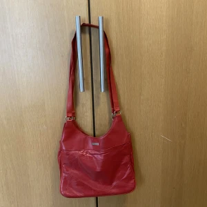 Vintage väska! - Så snygg och cool röd väska som man antingen kan ha över axeln men även över huvudet😍 perfekt till våren och sommaren!