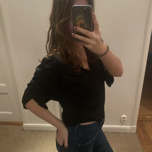 Söt topp - Såå fin blus i silkes liknande material!😍 perfekt att ha åt båda hållen som jag visar på bilderna. Sjukt snygg till fest eller någon mysig middag!🥰