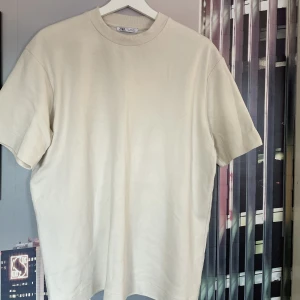 Stickad Zara T-shirt  - Stickad T-shirt från zara i väldigt fint skick Ord: ca300